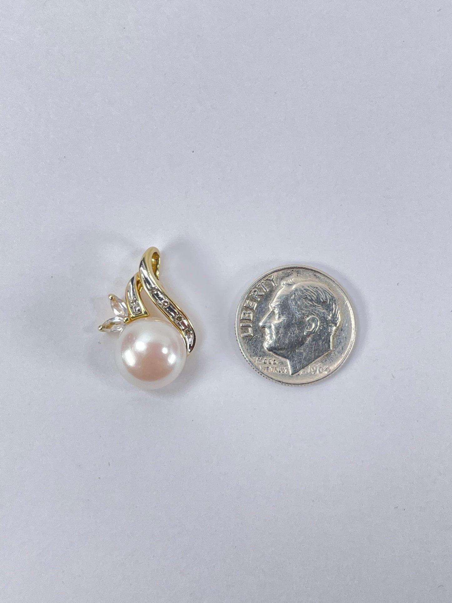 10k Yellow Gold Diamond and Pearl Pendant 2.3 Grams